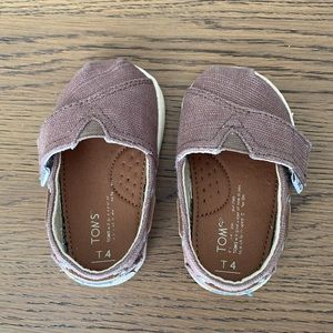 Brown toddler size 4 Toms shoes.